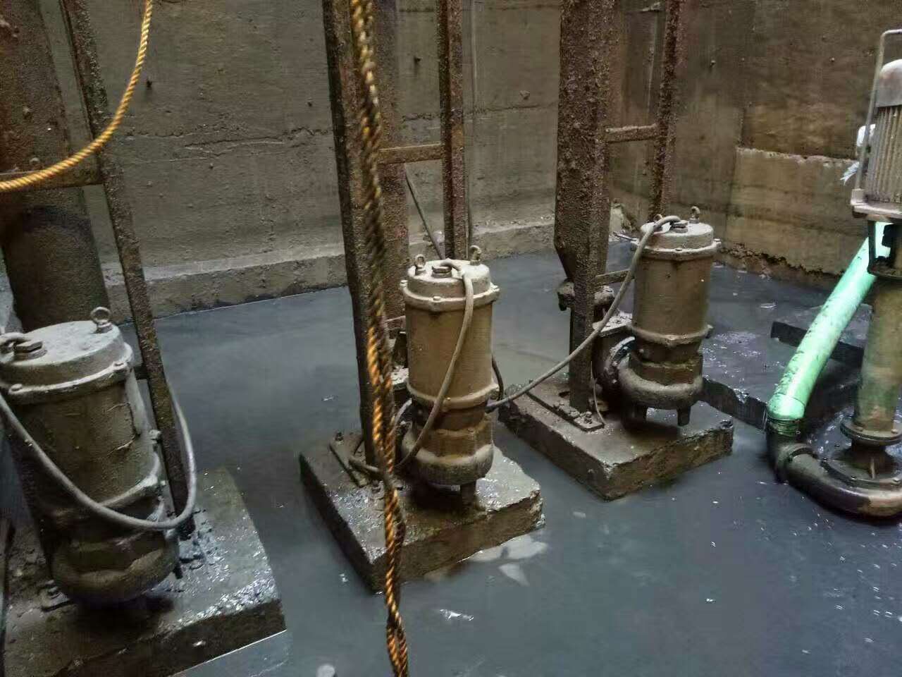 桃山污水池清理