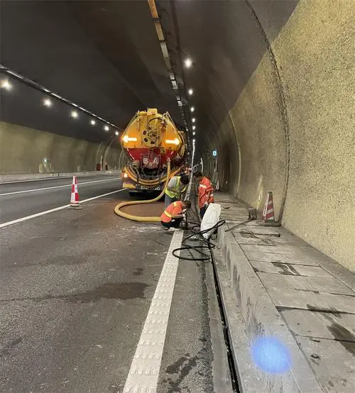 桃山隧道排水渠清淤